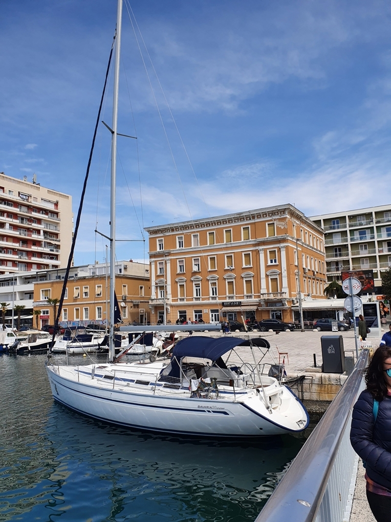 Zadar Kroatien Yacht vor Anker an der Brücke